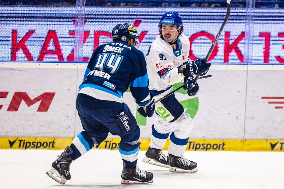 Radim Šimek v souboji se svým bývalým spoluhráčem z AHL Tristenem Robinsem, foto: www.hcbilitygri.cz